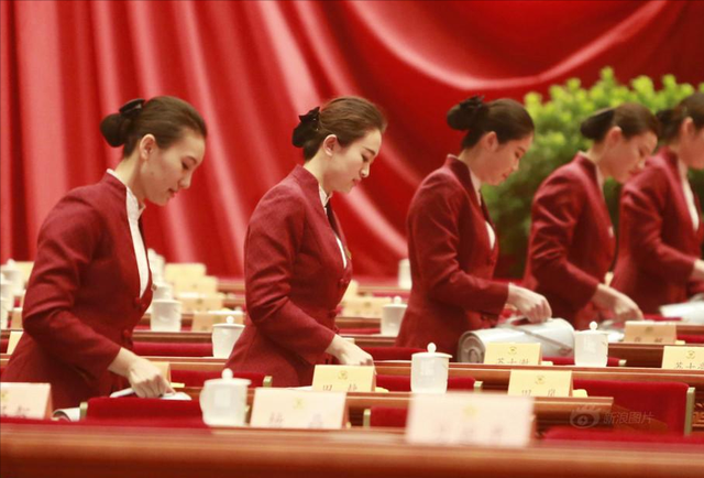 人民大會(huì)堂禮儀服務(wù)員選拔 為何四年一換且非北京本地人？